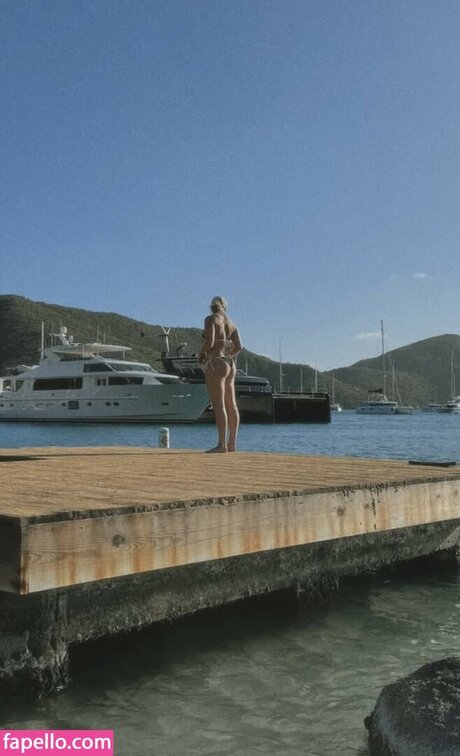 Kaylee Sticker star top picture