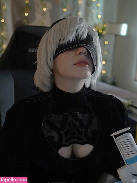 Morphe ya sexy model pic