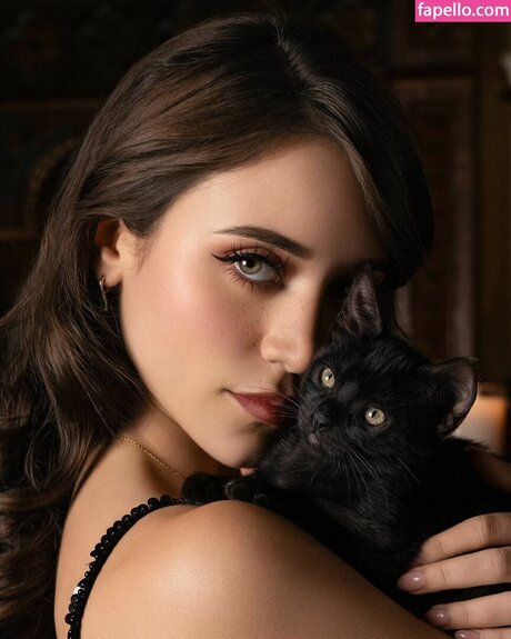 Caylee Cowan hd actress pictures