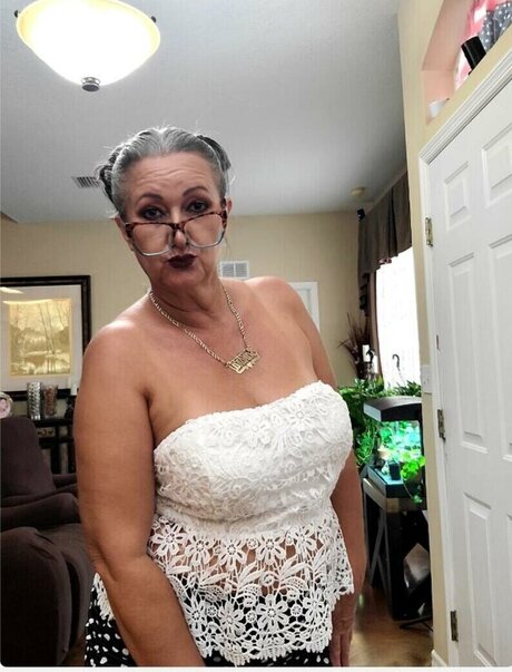 saundra1571 pornographic model archive