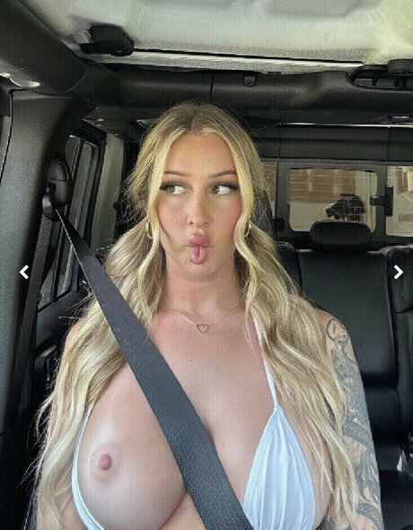 Lizzhughesss adult model pic