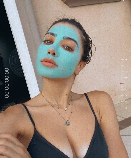 Sara Hesri hd model photo