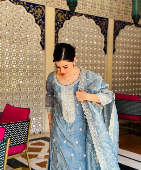 Urfi Javed sexy star gallery