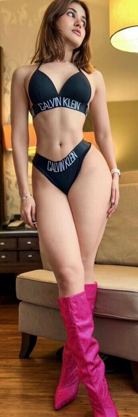 Soniya Singh Khatri model top pic