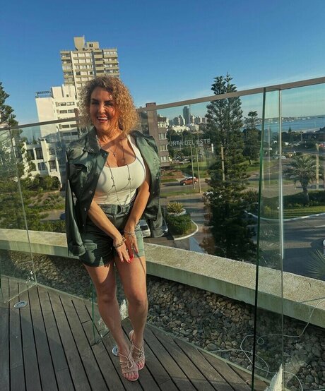 Storage Wars beautiful model image