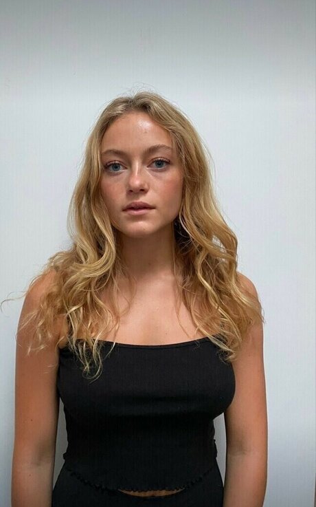 Amelia Larsen model nice img