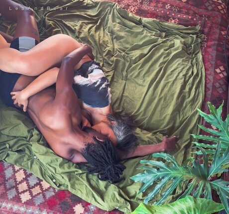 Leah And Bear free pornstar images