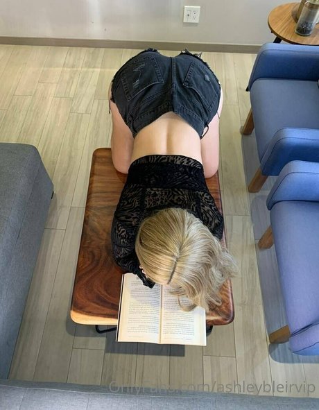 ashleybleirvip model hot pics