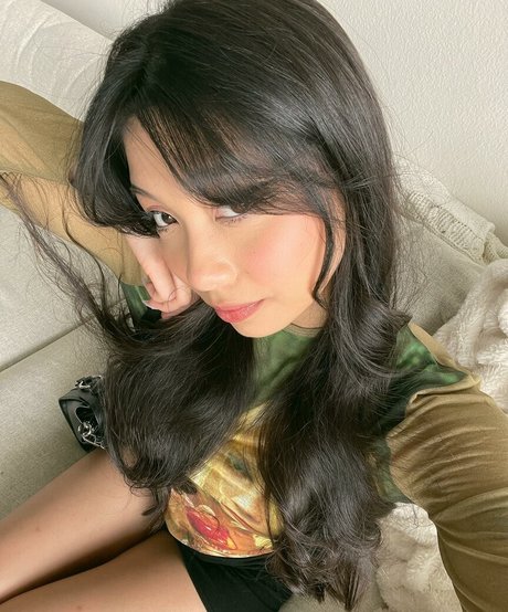 Trin Lovell model adult galleries