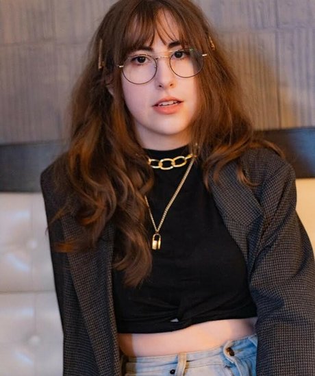 Mrs Bonniie nice pornstar pic