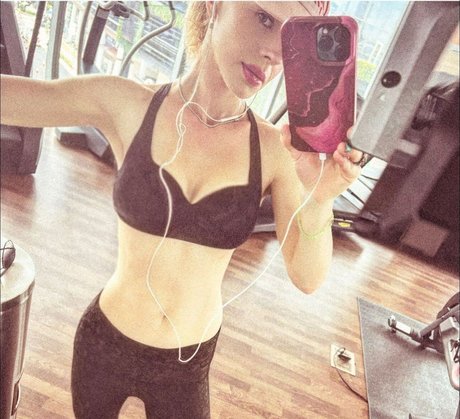 Orianthi nudes model img