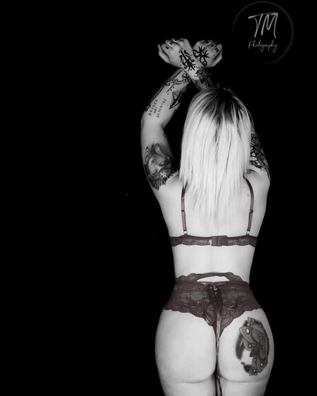 Ivey MayI nude model image