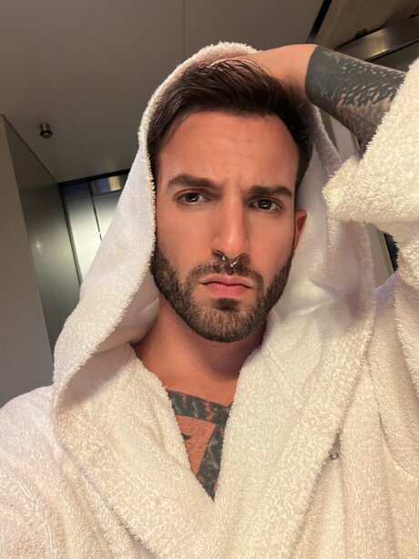 Reuven Wolf xxx model pics