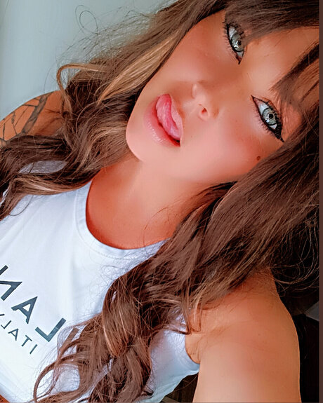 Ashley Snow adult star img