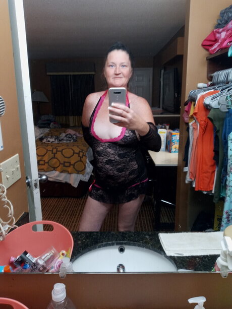 Sexy Housewife 15 model naked galleries