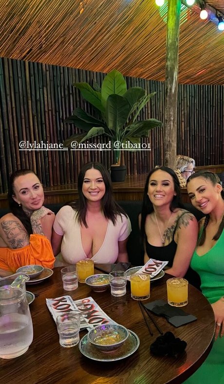 buxom babenz top model gallery