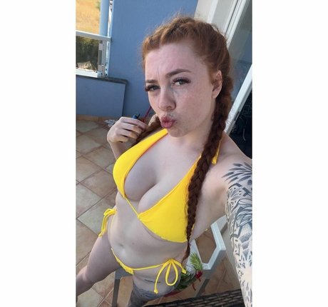 Molly Capper pornographic model photos