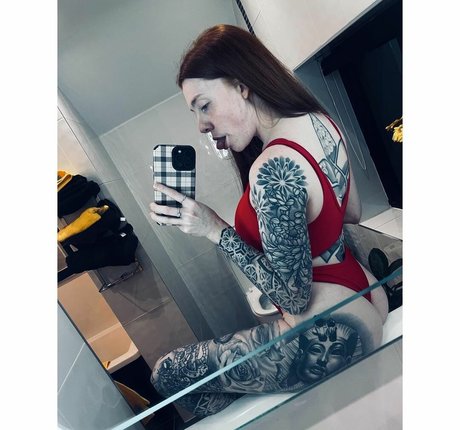 Molly Capper art model pic