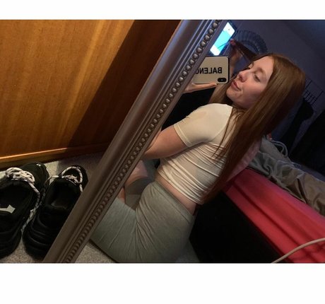 Molly Capper exclusive actress images