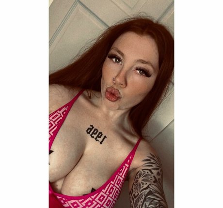 Molly Capper hd model pics