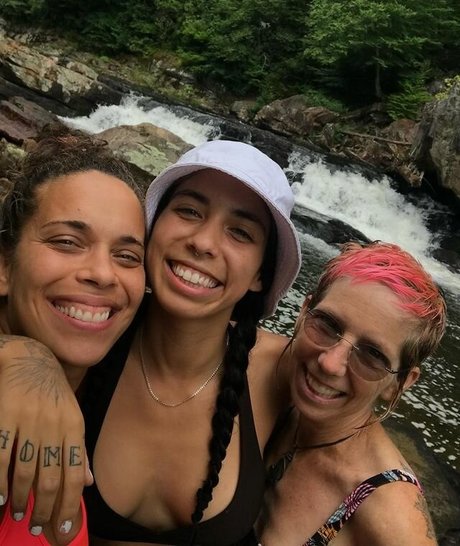 Indigo De Souza nice model pic