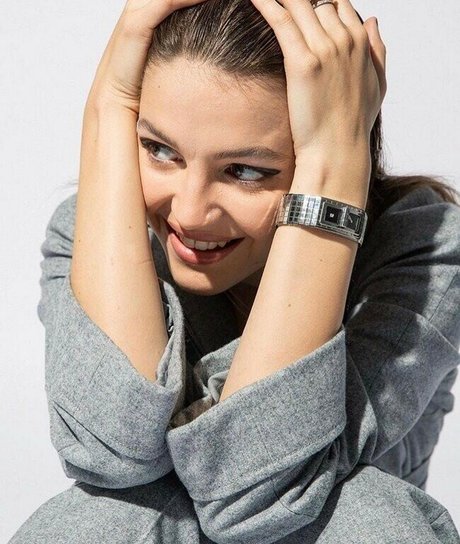 Ella Hunt model hd photo