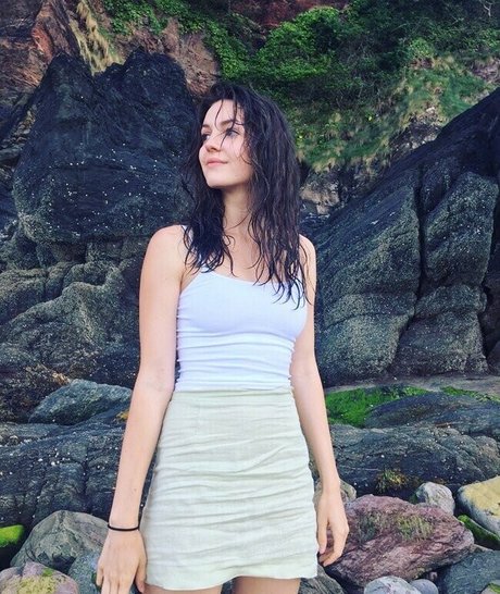 Ella Hunt hot star archive