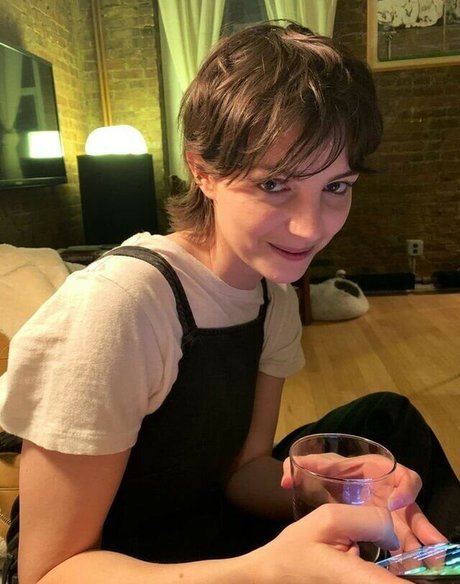 Ella Hunt sexy actress pic