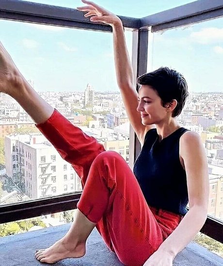 Ella Hunt nude pornstar picture