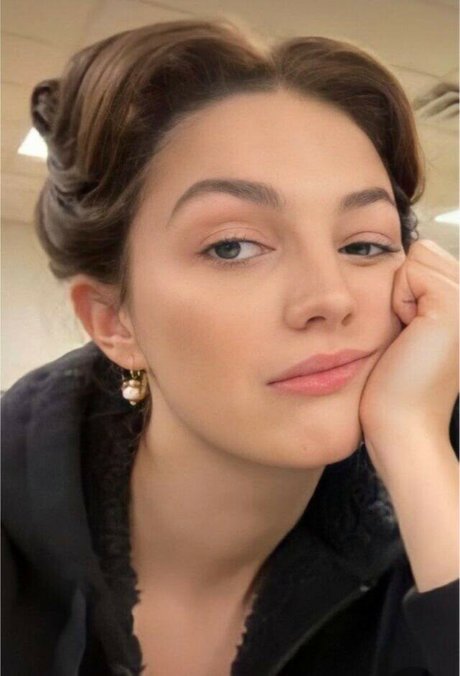 Ella Hunt best pornstar gallery