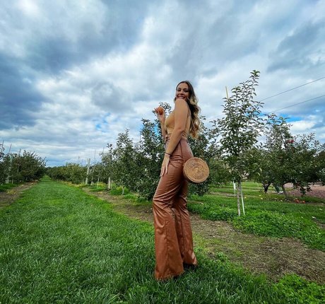 Ally Dowd naked model photos