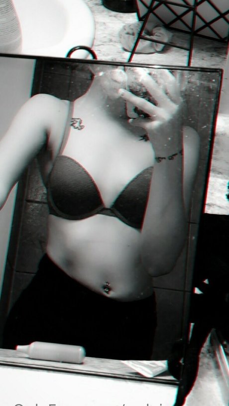 redvixenxxxx free model photo