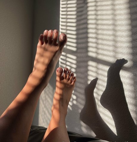 fineislandfeet model naked photo