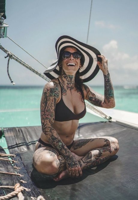 Chloie Jonsson model nudes photo