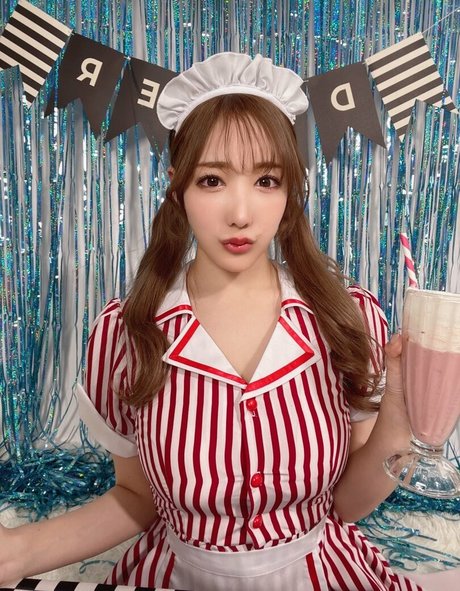 Koyoi Konan model sexy picture