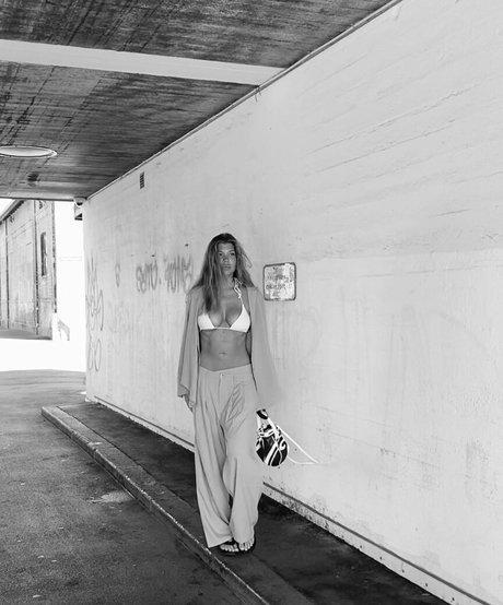 Linea Sindt model art images