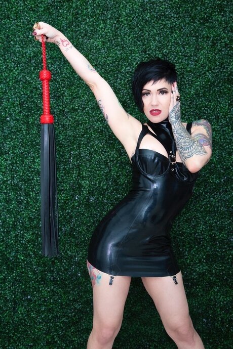 ViKerrious nudes model pics