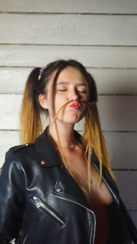 TastePlace model naked photos