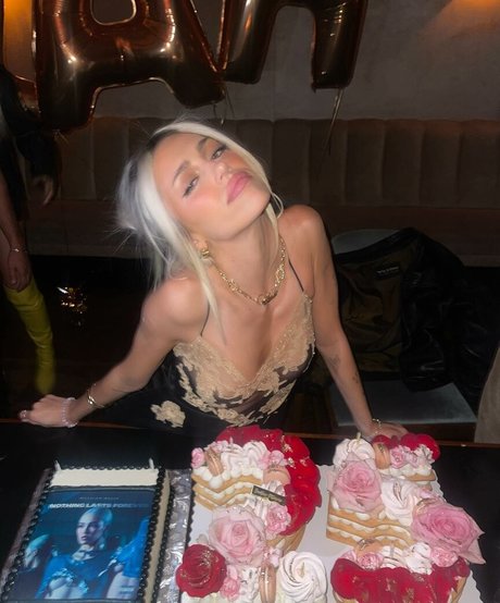 Delilah Belle Hamlin star erotic images