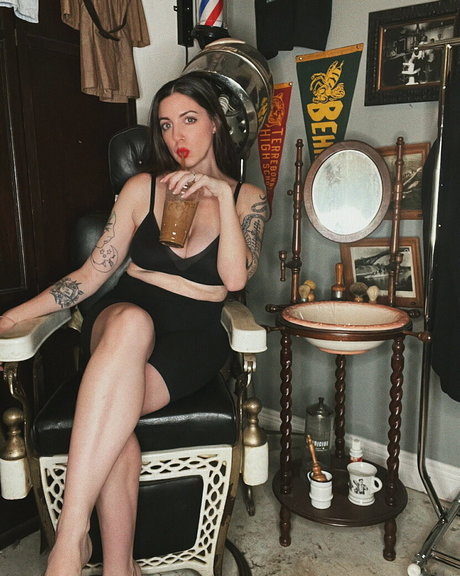 prettysadiereed naked model picture