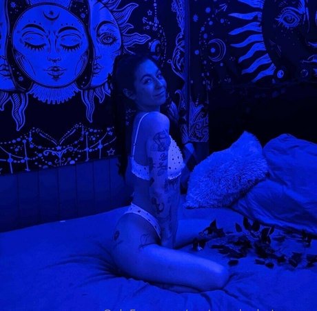 vesteraalenhotmama nude actress image