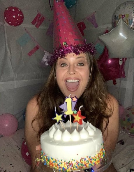 thelittlestslave hot star image