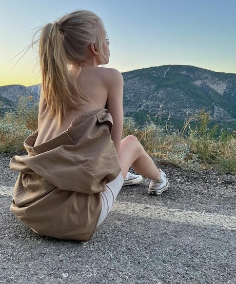 Sonyaplush model nude pic