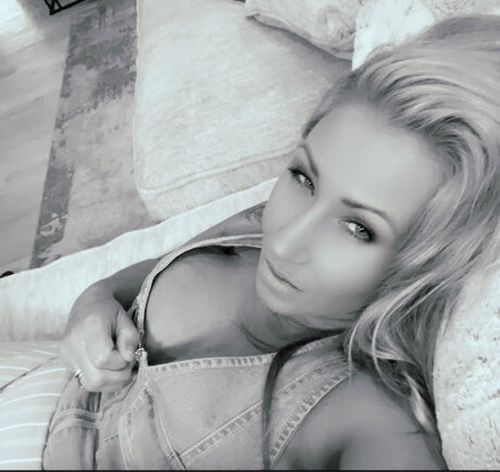 Bella Fox sex model archive