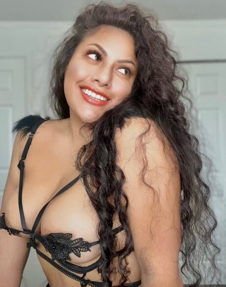 Latina curls best model pics
