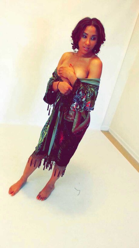 Chole hot actress img