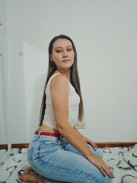 Delt model nudes image