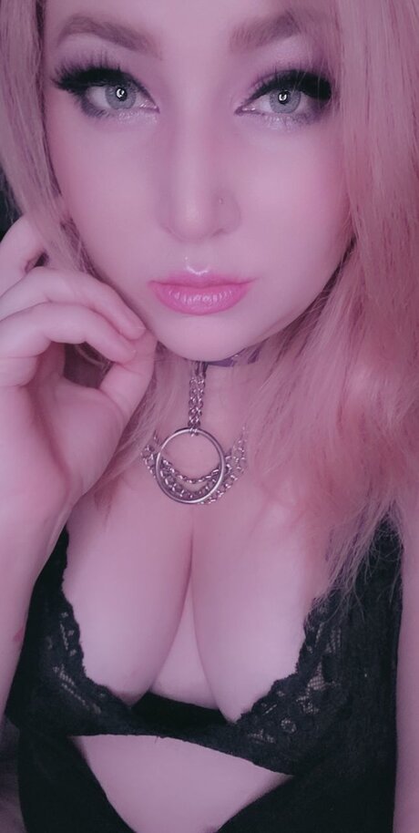 Regan Rose model adult img