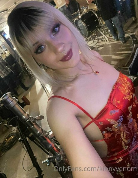 kinnyvenom sexy pornstar pics