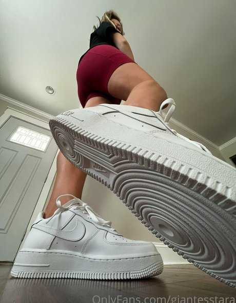 giantesstara nude model photo